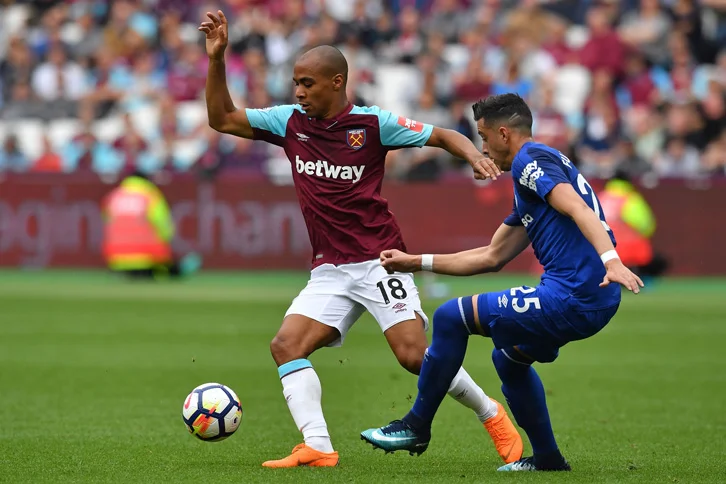 They gave Arthur his hand, isolated from the players of West Ham and Everton