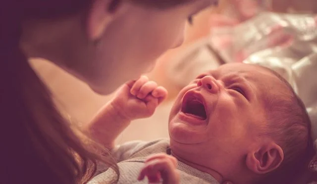 Pourquoi devriez-vous être inquiet quand votre enfant sort sa langue