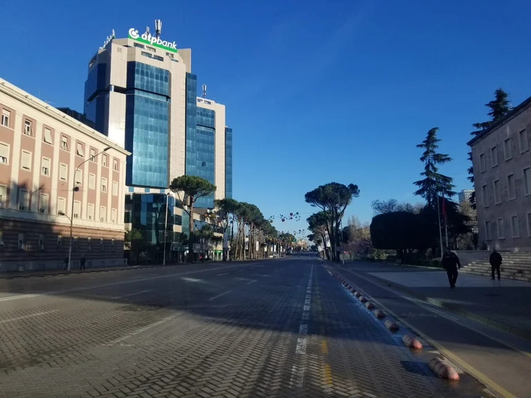 Tirana come città di <x0...