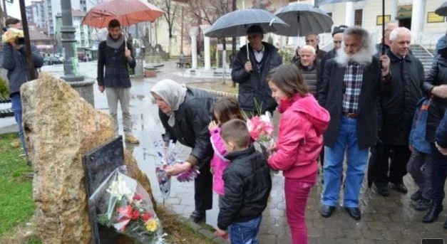 Mitrovica erinnert an schreckliches Massaker am Markt