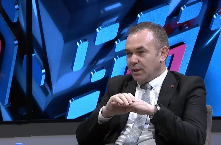 La menace américaine: Rexhep Selimi dit que le Kosovo ne rompt pas avec l'Amérique pour des impôts