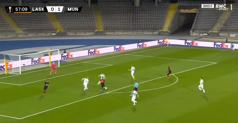 The superfluous man United for LASK: Daniel James scores fantastic goal, goalkeeper doesn't even try.