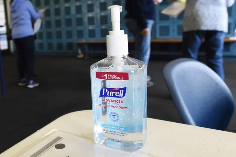 Der Schüler wird dafür bestraft, Geschäfte mit Shampoo in der Klasse zu machen: 50 Cent, einmal Handwäsche mit Shampoo