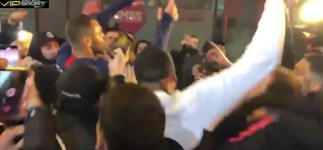 No hay miedo a la coronaria. El defensor del SPG celebra y abraza con los fans (Vídeo)