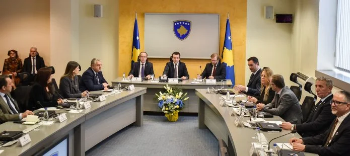 Kurt erhebt Regierung um 15:30 Uhr.