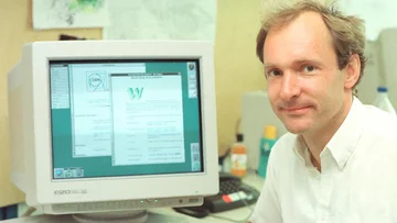 Internet no trabaja para mujeres y niñas, dice su inventor