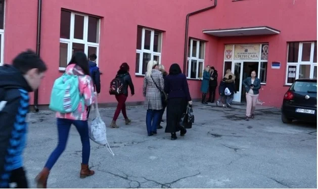 North ignora las decisiones del gobierno, las escuelas continúan enseñando