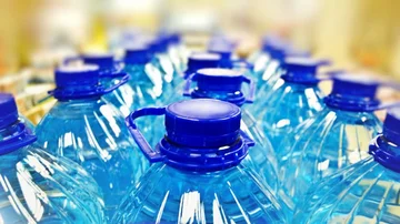 Se non controlli una bottiglia d'acqua, la tua vita potrebbe essere in pericolo