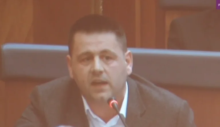 El diputado que bebe 50 café al día le dice a Kurt: Bebe tanto café como quieras, come pan y bebe vino
