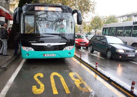 Transporte público a Tirana para completamente