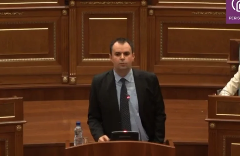 AAK MP Kurti: Sie verbinden nie mit Amerika, mit LDK nie, mit dem Präsidenten, je.