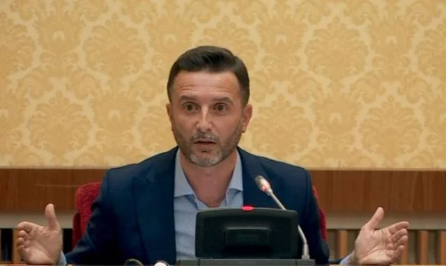Staffa: La terribile abitudine di noi uomini che baciano tre volte sulla guancia, le donne hanno questa cosa.