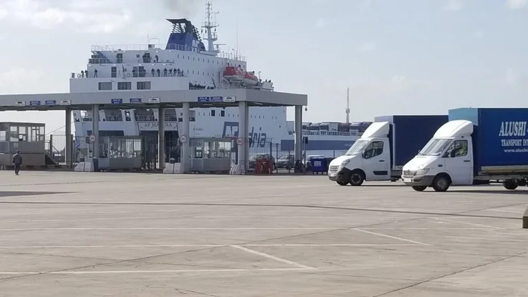 380 Albanesi dall'Italia terra a Durazzo