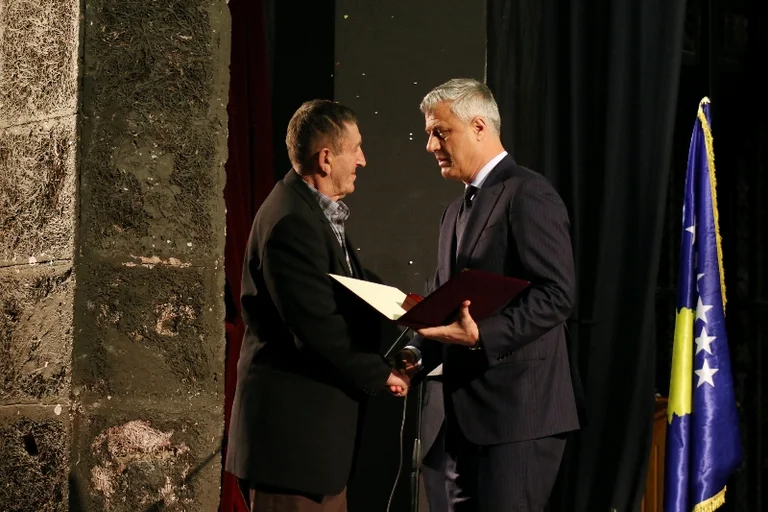 Präsident Thaci teilt Befehl “