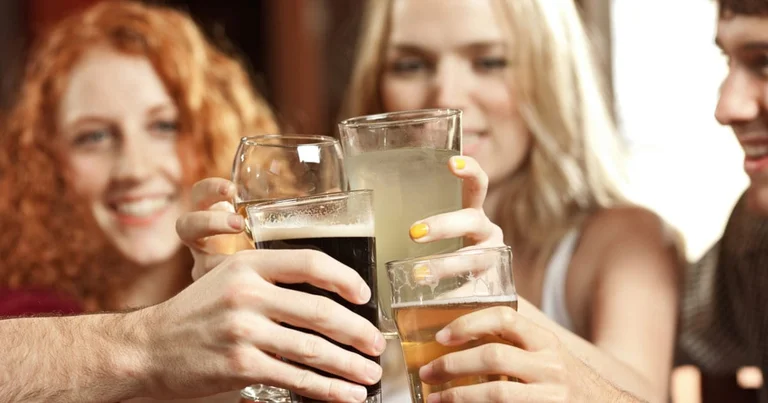 Le donne sposate consumano più alcolici delle donne single