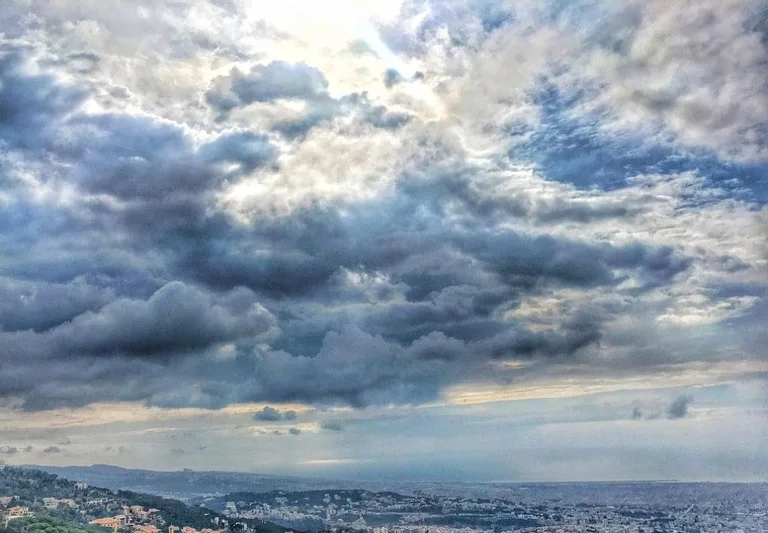 Moti në Kosovë, diell dhe vranësira
