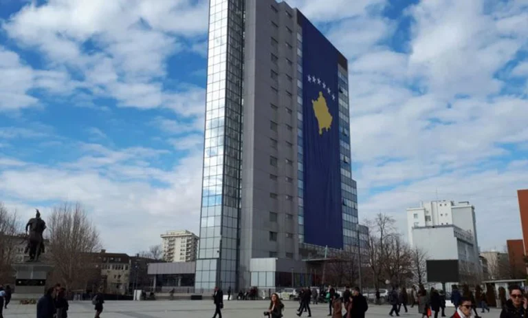 Katastrofa gjinore: Më pak se 30 për qind gra në funksione të larta në Qeverinë Kurti