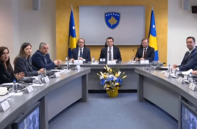 Qeveria e Kursimit: Ministrja e Kurtit iu jep veturat zyrtare punonjësve edhe pas orarit të punës