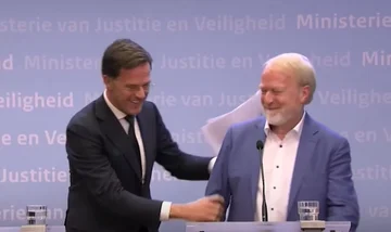 Désolé, désolé : le premier ministre néerlandais viole la décision du gouvernement 2 secondes après le rapport (Vidéo)