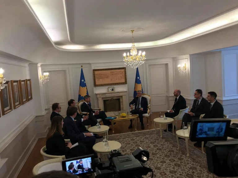 Thaci se reúne con los emisarios especiales de Merkel