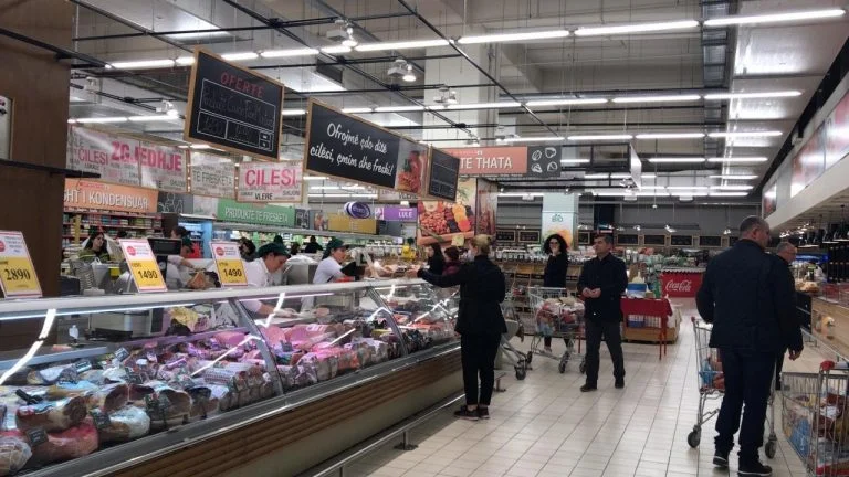 riesgo Coronavirus, esto es lo que está pasando en los supermercados de Albania