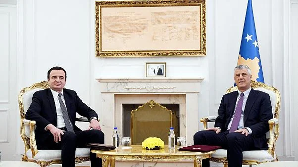 Kurti i kërkon takim Thaçit, kurse i shmanget takimit me Hotin