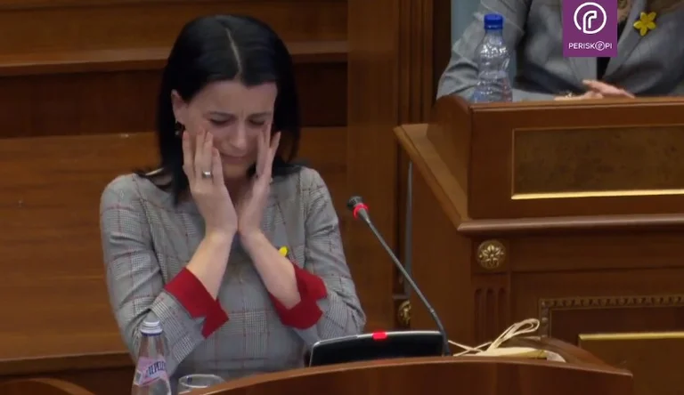 Vasfije Krasniqi-Goodman explose en larmes dans son discours au Parlement du Kosovo
