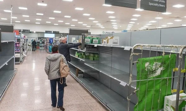 Panic in England von Coronavirus, Bürger leeren Supermarkt Regale
