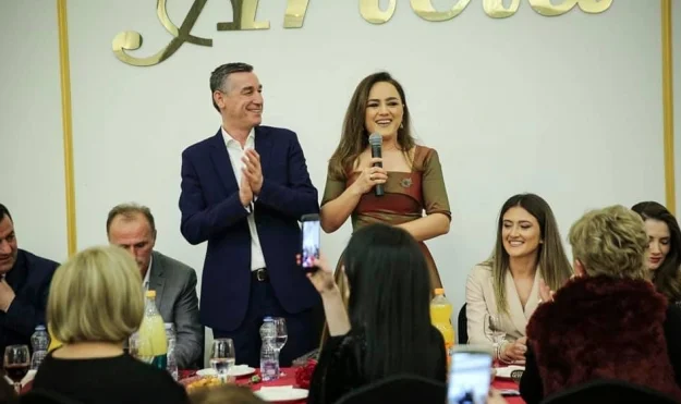 Wessel e sua moglie incontrano centinaia di donne a Podujevo a sostegno di Naim Fetah per il presidente