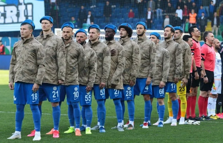Honor for soldiers, the Turkish team goes down to the field dressed like this (VIDEO)