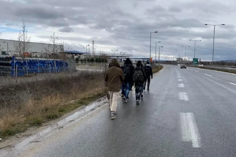 Le autorità sostengono di avere confini chiusi, i migranti passano liberamente