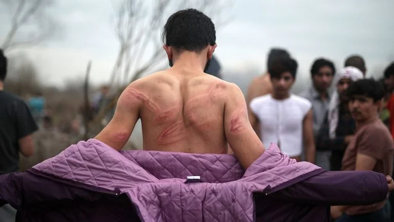 Les forces frontalières grecques ont battu et dépouillé les immigrants