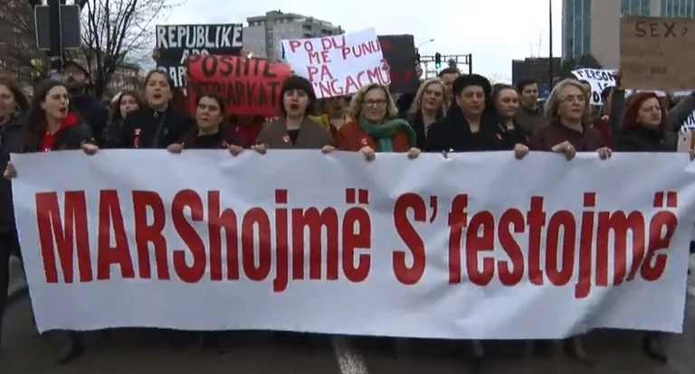 Las mujeres de Kosovo protestan, exigen sus derechos