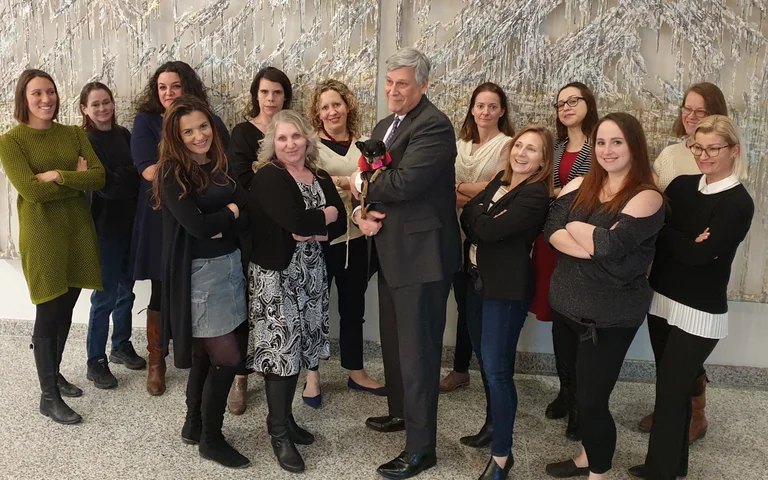 US-Botschafter wünscht Frauentag, von der Botschaft in Kosovo