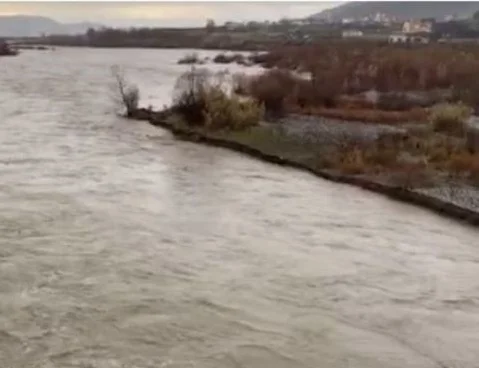 Salió de la cama el río Shkumbin, ahoga Elbasan