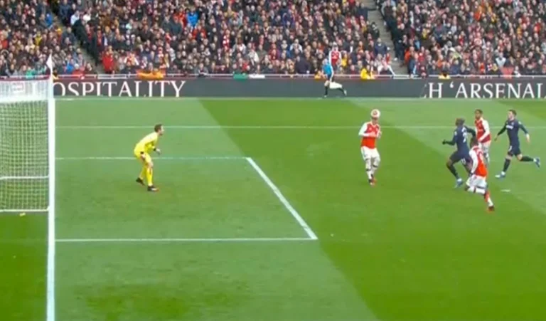 Arsenal voit VAR dans le derby de Londres : Elle passe par le haut parce que l'action est vue par une machine.