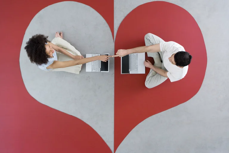 Does the expression of love on social networks strengthen the bond?