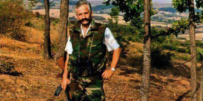 Mantén a Luli, dame las armas.