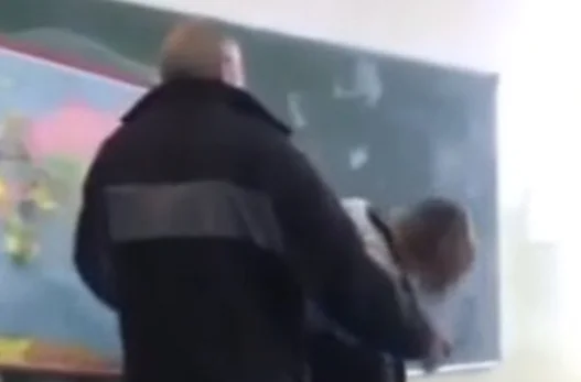 Eine Anklage wird für den Lehrer in Gjilan eingereicht, der seine Schüler schnitt ' Haar