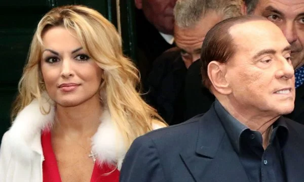Berlusconi splits nach 12 Jahren, beginnt eine Frau 53 Jahre jünger