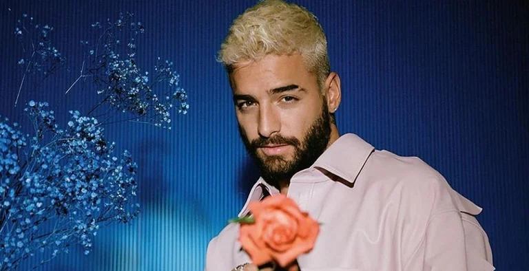 C'est une chanteuse albanaise qui chante au concert de Maluma à Tirana