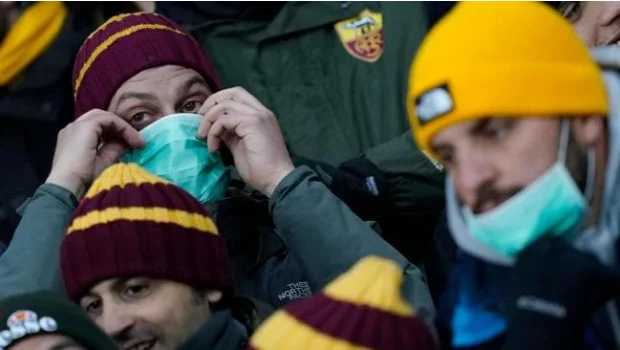 Il giocatore che ha giocato nella Coppa del Mondo segna positivi per Coronavirus dopo la partita è isolato 13 giocatori di calcio