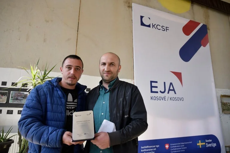 Albanisch, serbische Bewohner gewinnen den Demokratiepreis nach Lepenc River Protection