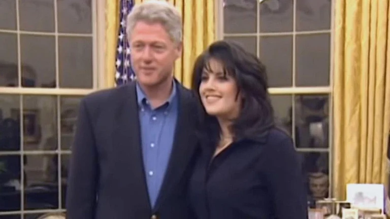 Bill Clinton admet avoir couché avec Monica Lewinsky quand il était président des États-Unis.