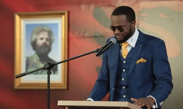 Adem Yasar también conmemora al rapero africano que cantó a la independencia