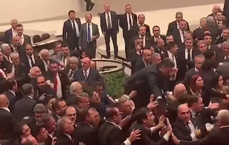 Battre au Parlement turc alors qu'Erdogan fuit à Moscou pour avoir rencontré Poutine (Vidéo)