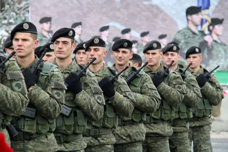 I soldati KSF oggi affrontano il presidente, primo ministro e primo ministro