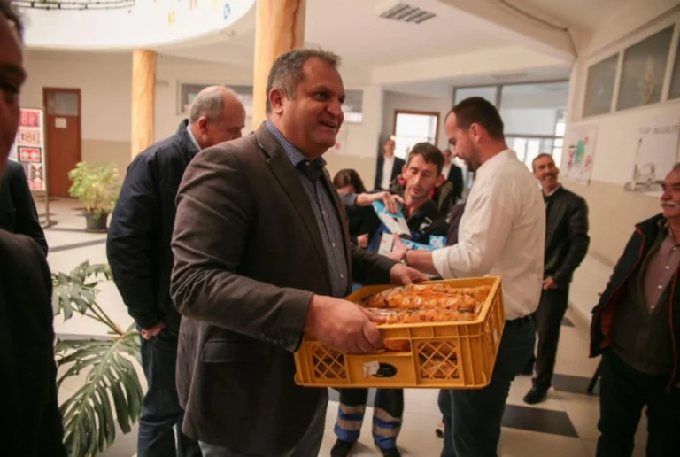 Shpend Ahmeti oublie la promesse de flocons chauds, continue avec un kilo
