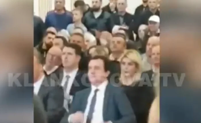 Schau dir an, wo Premierminister Kurtis Telefon versteckt.
