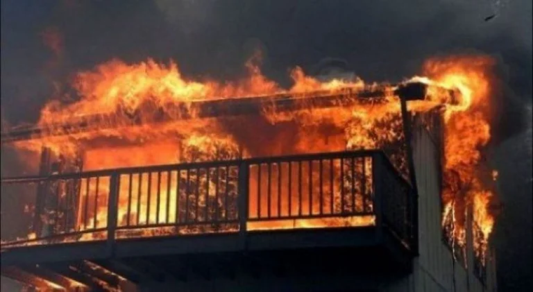 Une personne à Pristina a mis le feu à sa maison